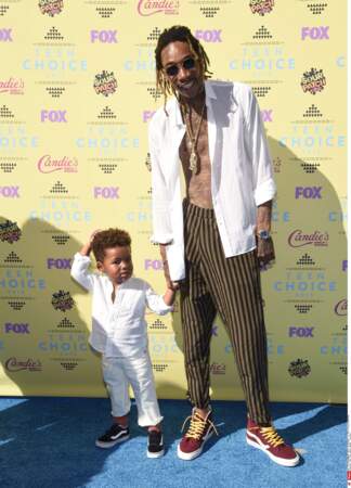 Chemise ouverte, lacets pas attachés... le rappeur Wiz Khalifa a tout fait pour laisser la vedette à son fils