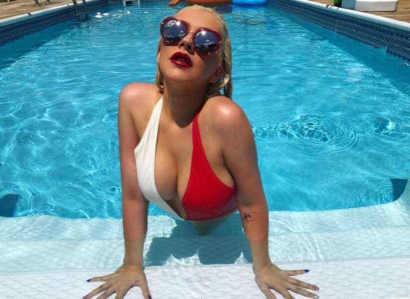 Tout aussi caliente, ce cliché de Christina Aguilera à la piscine. 