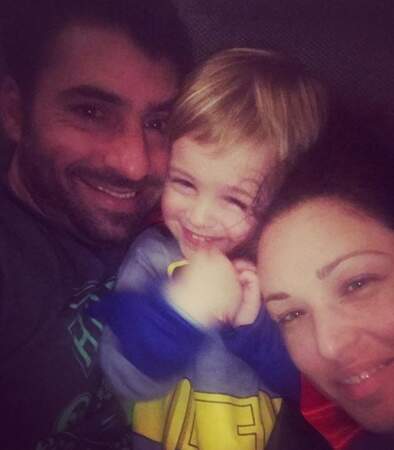 Selfie de famille pour Natasha St-Pier, son mari Gregory et leur fils Bixente. 