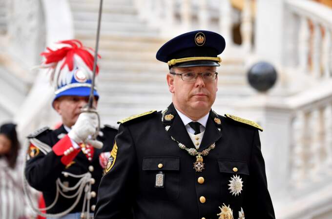Après la messe dans la cathédrale de Monaco, le Prince Albert II a remis des décorations.