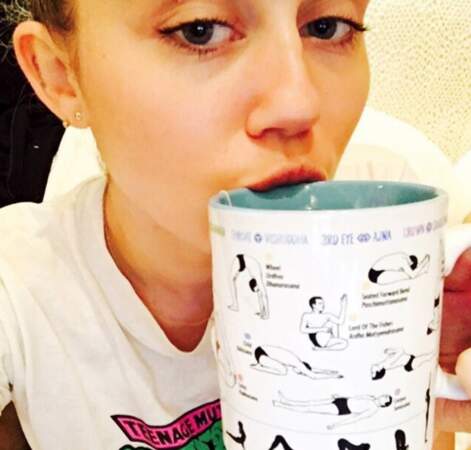 On like ce mug spécial yoga chez Miley Cyrus. 