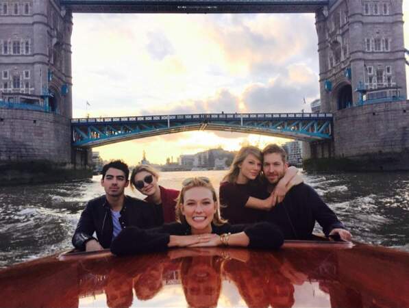 Taylor Swift s'offfre également une virée entre copains, mais à Londres.