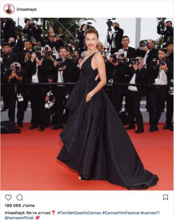 "On est arrivé", a écrit Irina Shayk en postant une photo d'elle sur le tapis rouge