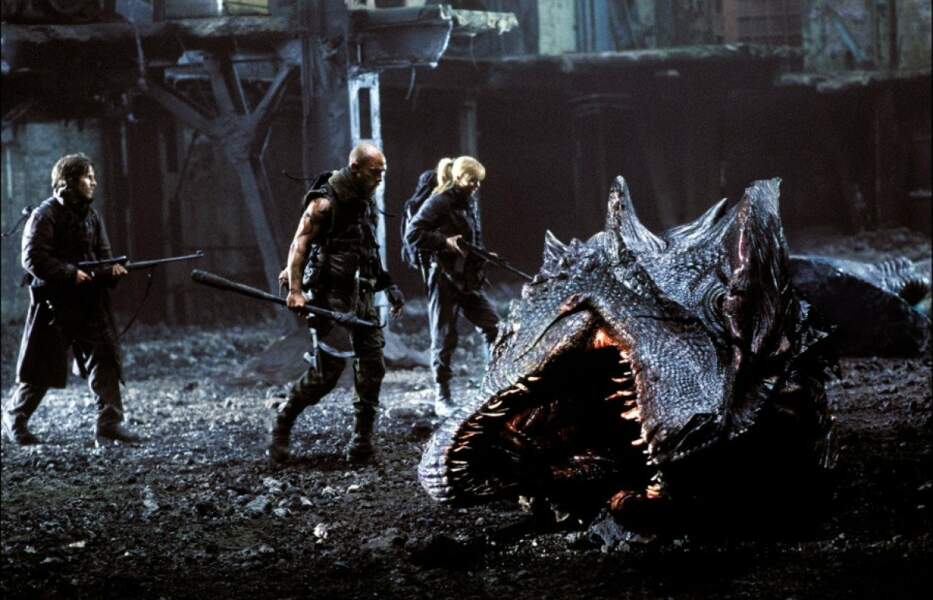 Matthew McConaughey (au milieu) prend la tête de la lutte contre les dragons dans Le Règne du feu