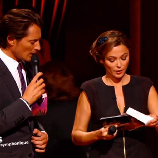 Dans Danse avec les stars sur TF1, c'est toujours Sandrine Quétier qui ouvre l'enveloppe.