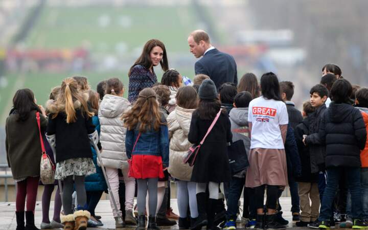 Le Prince William et Kate Middleton, place du Trocadéro à Paris, entourés d'enfants