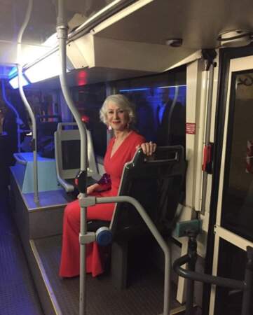 En vrac : Helen Mirren est une femme comme les autres. Elle prend le bus pour aller à une avant-première. 