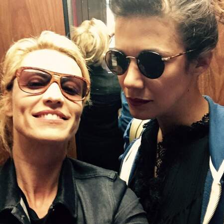 Selfie ascenseur pour Alexandra Lamy et sa copine Mélanie Doutey.