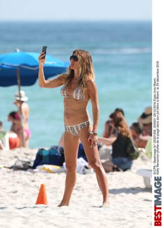 Attention tournant sexy. Kelly Bensimon a pris des selfies dans son joli bikini à Miami