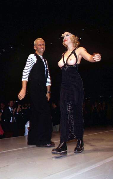 Et Madonna pour Jean-Paul Gaultier. Il créera pour elle le "body-corset", elle défilera pour lui en 1994.