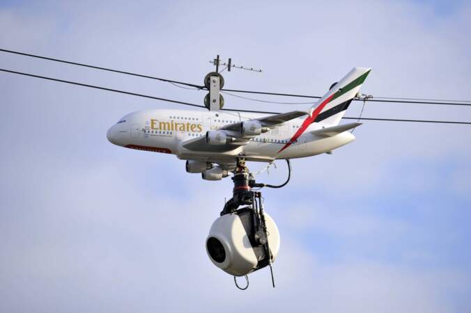 Pendant ce temps là, un avion espion vole au dessus de Roland Garros...