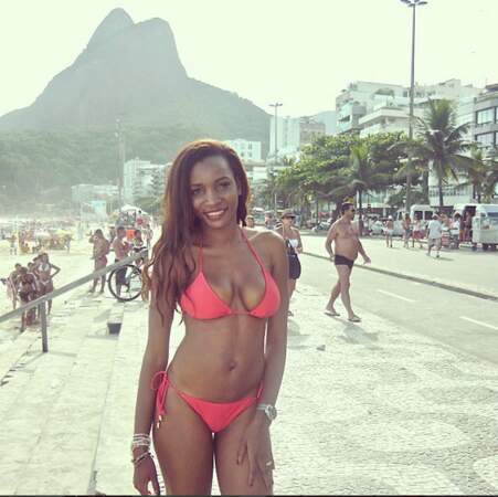 À Rio, sur la plage d'Ipanema, elle rivalise sans difficulté avec les beautés locales. 