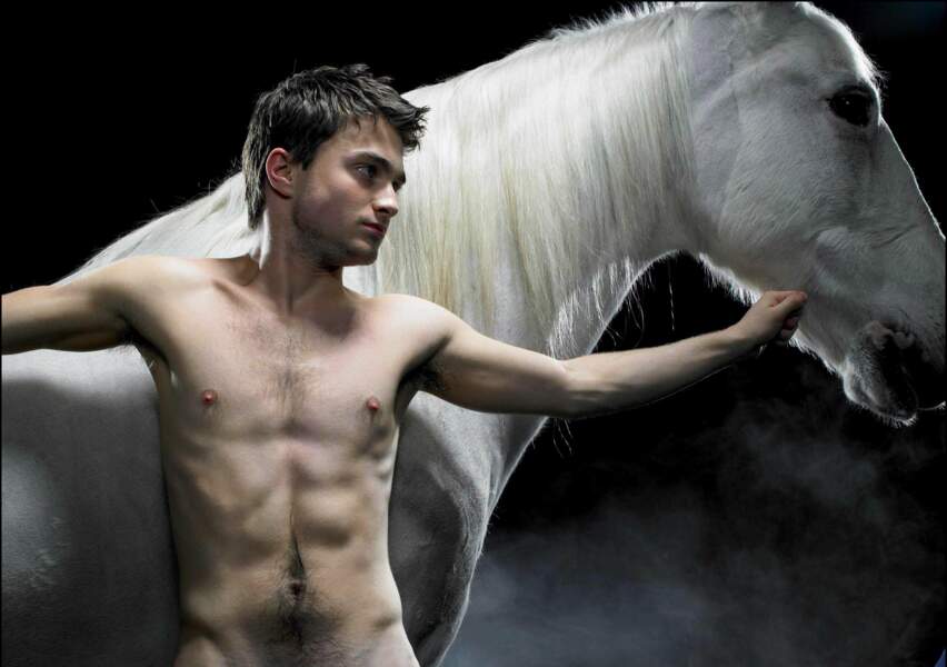 Entre temps, en 2007, il joue complètement nu dans une pièce de théâtre : Equus