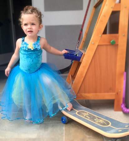 Elizabella, la fille d'Alyssa Milano, a enfilé sa robe de princesse pour faire du skate... 