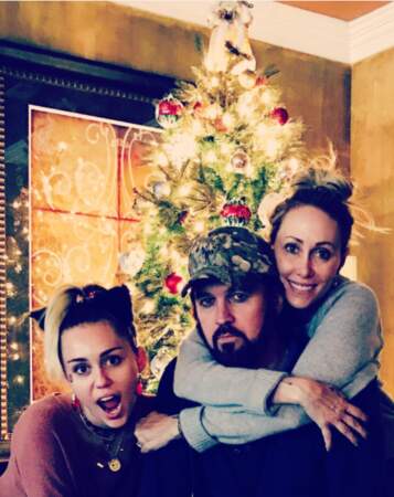 Miley Cyrus presque sage avec maman et papa. 