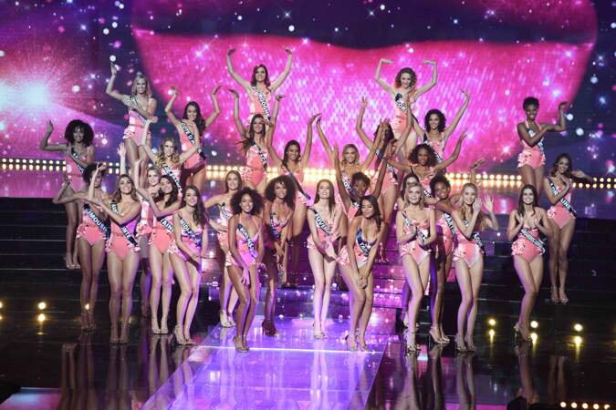 Les 30 Miss ont ensuite défilé en maillot de bain rose 