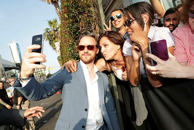 James McAvoy pose avec des fans