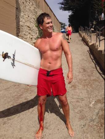 Et le pauvre Rob Lowe qui s'est blessé en faisant du surf. Woah quels abdos !