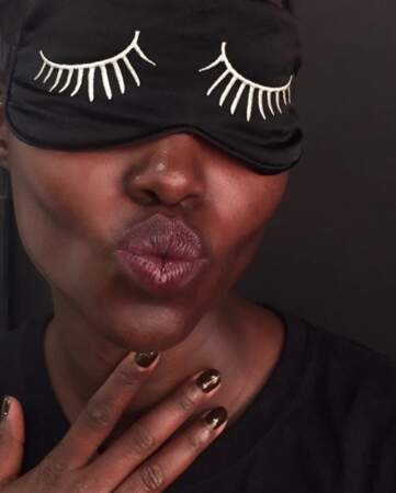 Lupita Nyong'o a trouvé le plus beau des masques de sommeil. 