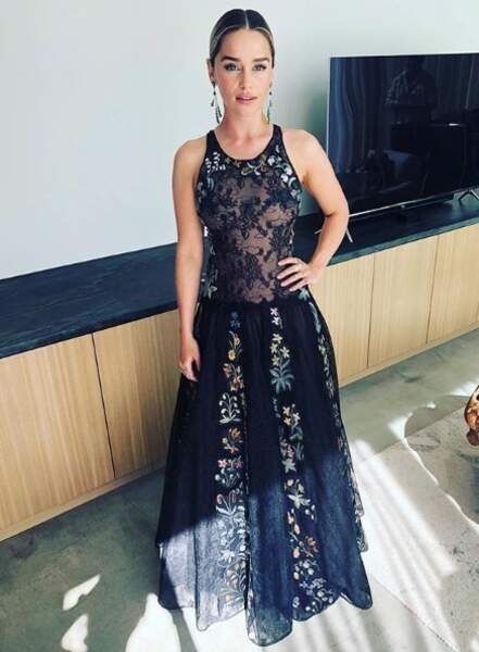 L'actrice britannique a d'ailleurs laissé sa tenue de Mère des Dragons au placard pour une jolie robe noire 
