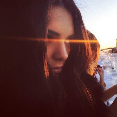 Kendall Jenner profite du coucher de soleil italien.