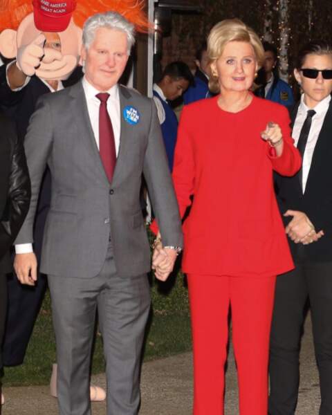 Saurez-vous reconnaître celui qui est déguisé en "Troll-Trump" derrière le faux couple Clinton ?