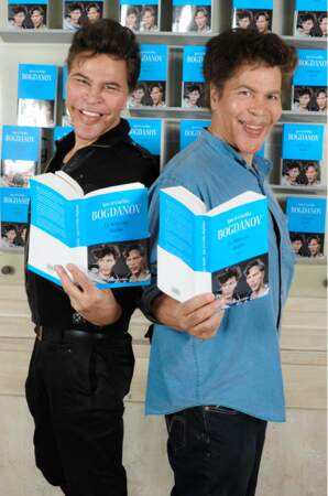 Les deux frères pour la promo de leur roman La Mémoire double, sorti en 2011.