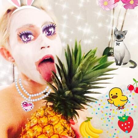 Question : en léchant cet ananas, Miley apporte-t-elle son soutien à Dieudonné ? (on rigole hein)