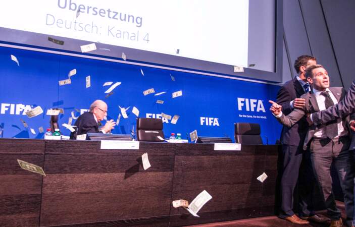 20 juillet, Sepp Blatter chahuté par une tourmente de billets. L'illustration d'une année très sombre à la FIFA