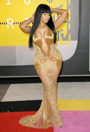 Toute d'or vêtue, Nicki Minaj a joué les statues callipyges.