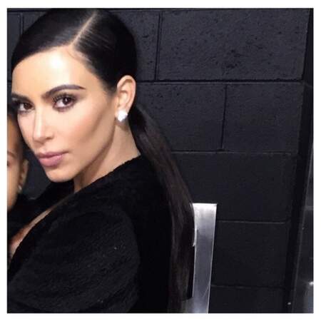 Pendant ce temps, Kim Kardashian coupe sa fille North en photo