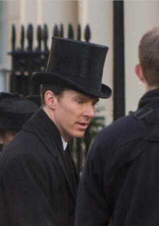 Benedict Cumberbatch portant un chapeau haut de forme... la série ferait-elle un retour vers le passé ? 