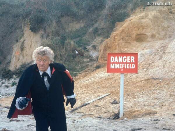 Le 3ème Docteur : John Pertwee (1970-1974) Pertwee incarne la version "action hero" de Doctor Who. C'est sous son ère que les fans découvrent Sarah Jane (Elisabeth Sladen), une nouvelle compagne qui aura droit à son propre spin-off en 2007, écrit par Russell T. Davies : The Sarah Jane Adventures. 