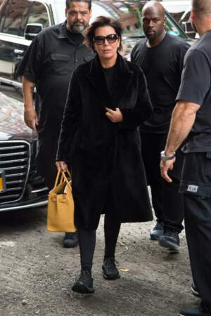 Kim Kardashian était accompagnée de sa mère Kris Jenner, elle aussi le visage sombre et soucieux