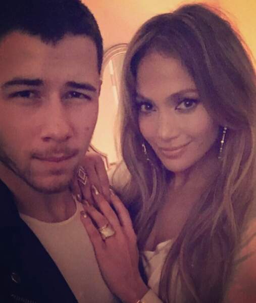 On soupçonne Nick Jonas d'avoir fait ce regard de braise pour charmer Jennifer Lopez. 
