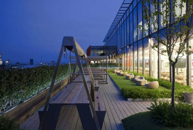 Dans les bureaux de Google à Londres, on peut aussi se faire une pause à la cool sur cette super terrasse 