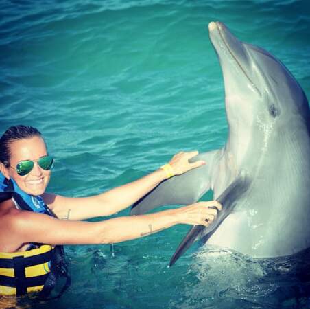 Laeticia Hallyday nage avec les dauphins...
