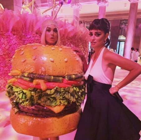 La tenue de Katy Perry à la soirée d'après-gala a laissé Penelope Cruz dubitative. 