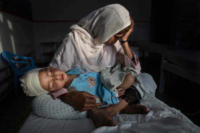 Kaboul (Afghanistan), le 29 mars 2016. Najiba soutient son neveu de deux ans blessé par une explosion.
