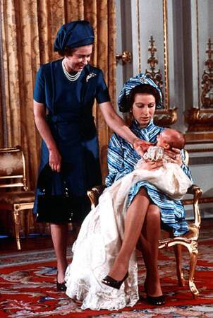 En décembre 1977, Peter Phillips, premier petit enfant de la reine Elisabeth est baptisé