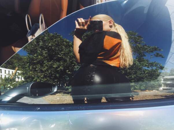 ... contrairement à Kylie Jenner qui arrive à nous montrer ses fesses dans le reflet de sa fenêtre de voiture. 