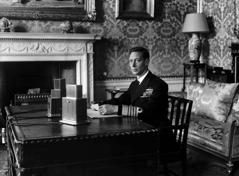 Lorsque la saison 1 démarre, le roi George VI est sur le trône, mais sa santé décline rapidement