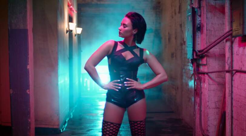 Éclairée aux néons flashy, la vidéo de Cool for the Summer montre la virée de Demi dans les bas-fonds de L.A.