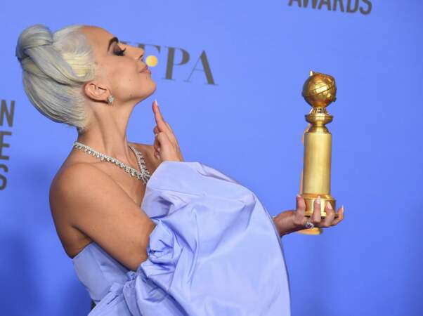  Lady Gaga a déjà mis son trophée au pas