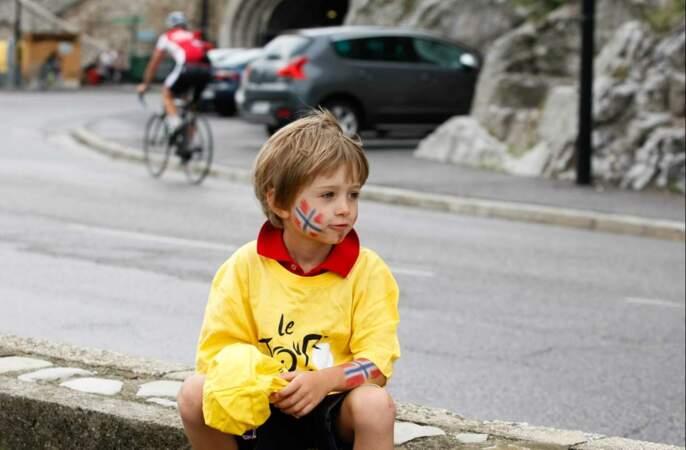 Un petit supporter du Tour de France, l'air un peu perdu... "Bah ils sont où les vélos ?"