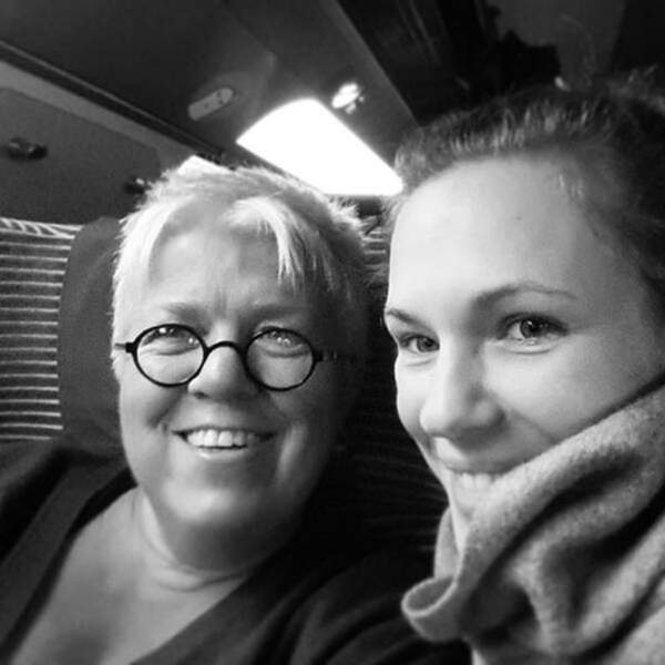 Mimie Mathy et Lorie, tout sourire, dans le train pour Montpellier