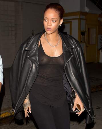 Rihanna a oublié de mettre un soutien-gorge...