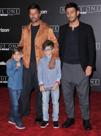 Trop mignons ! Voici Matteo et Valentino, accompagné de leur papa Ricky Martin et leur beau-père Jwan Yosef. 