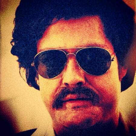 Dans Entourage, Adrian grenier est un acteur. Là, il est en Pablo Escobar. 