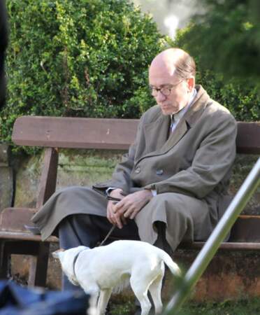 Tim Roth (et un petit chien) sur le tournage du téléfilm One’s Rillington Place, bient diffusé sur la BBC